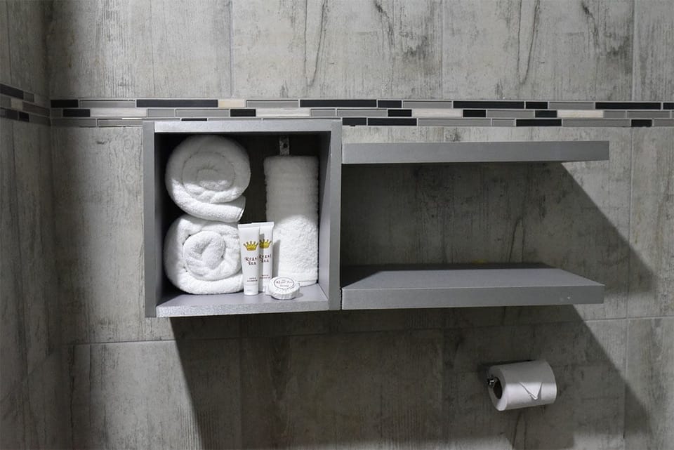 Deluxe Room | Bathroom | Shower, towels