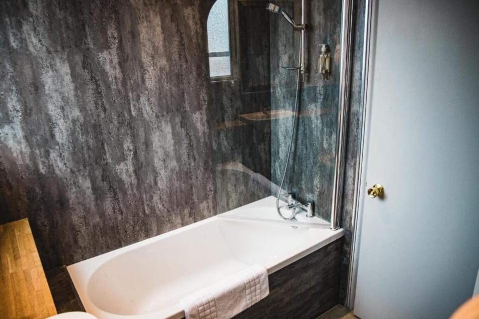 Standard Double Room, 1 Double Bed | Bathroom | Free toiletries, hair dryer, towels, soap