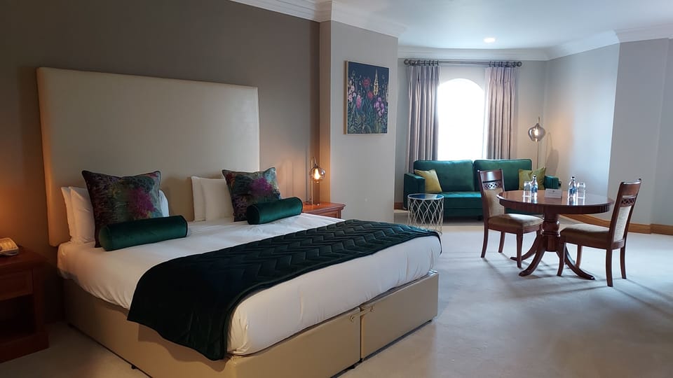 Suite | In-room safe, desk, iron/ironing board, free WiFi