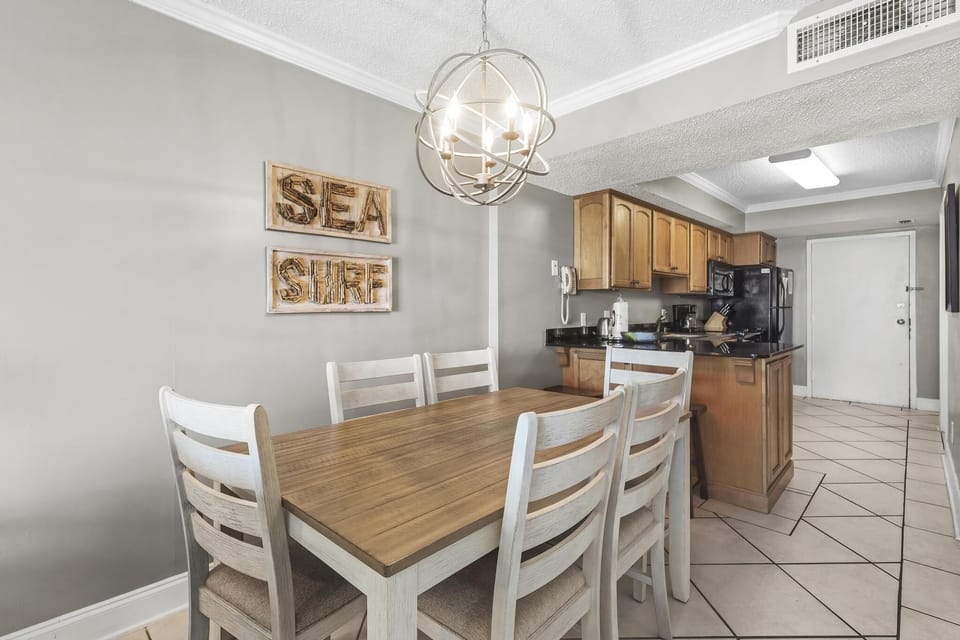 Condo, 2 Bedrooms | Dining