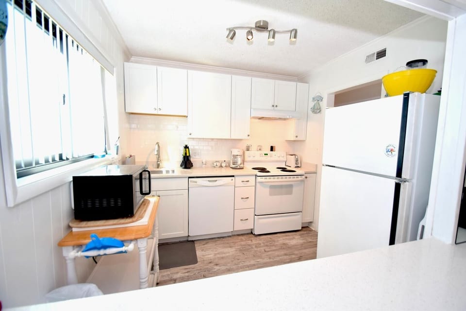Condo, 2 Bedrooms | Private kitchen | Fridge, microwave, oven, coffee/tea maker