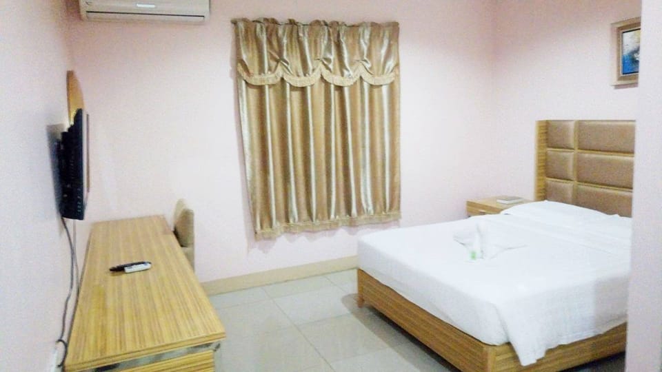 Desk, bed sheets