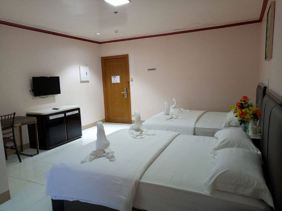 Family Room | Desk, rollaway beds, bed sheets