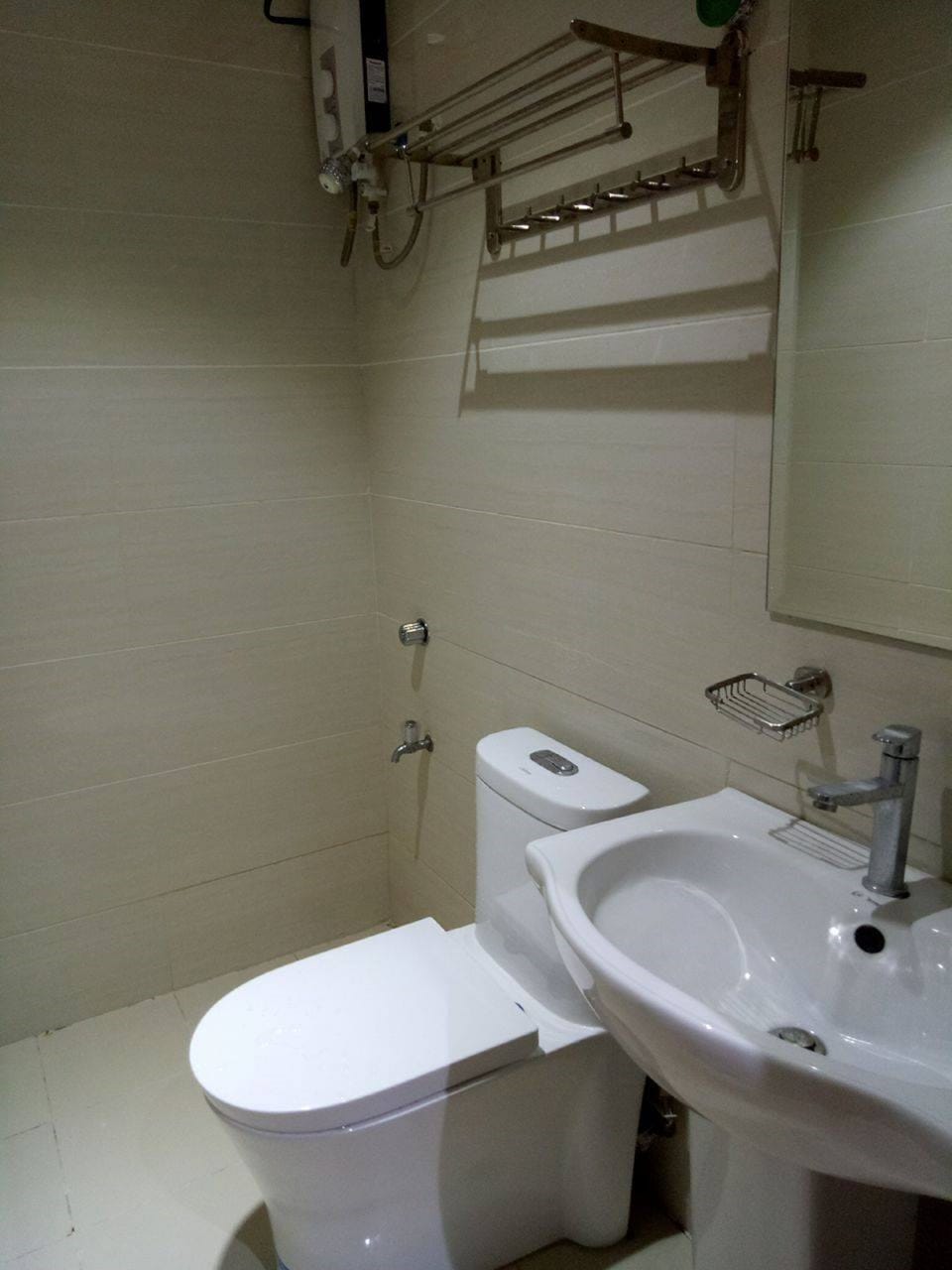 Deluxe Room | Bathroom | Shower, free toiletries, slippers, bidet