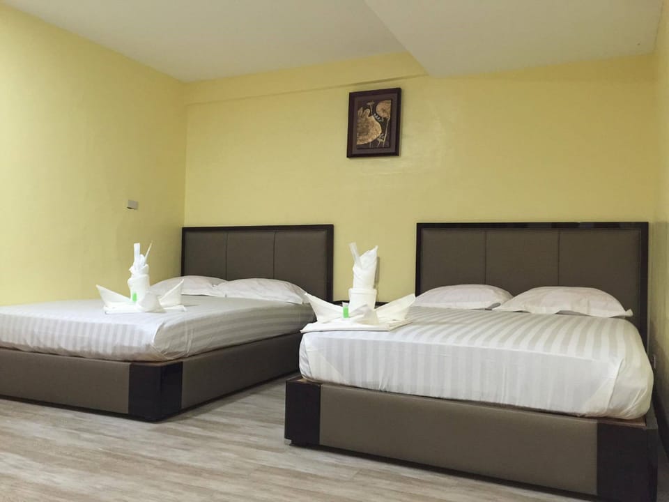 Family Room | Desk, rollaway beds, bed sheets