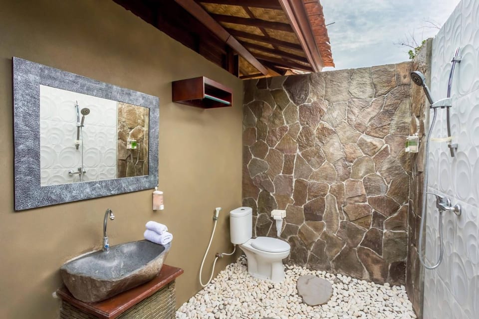 Shower, hydromassage showerhead, free toiletries, bathrobes