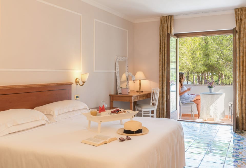 Superior Room | Minibar, in-room safe, individually decorated, individually furnished