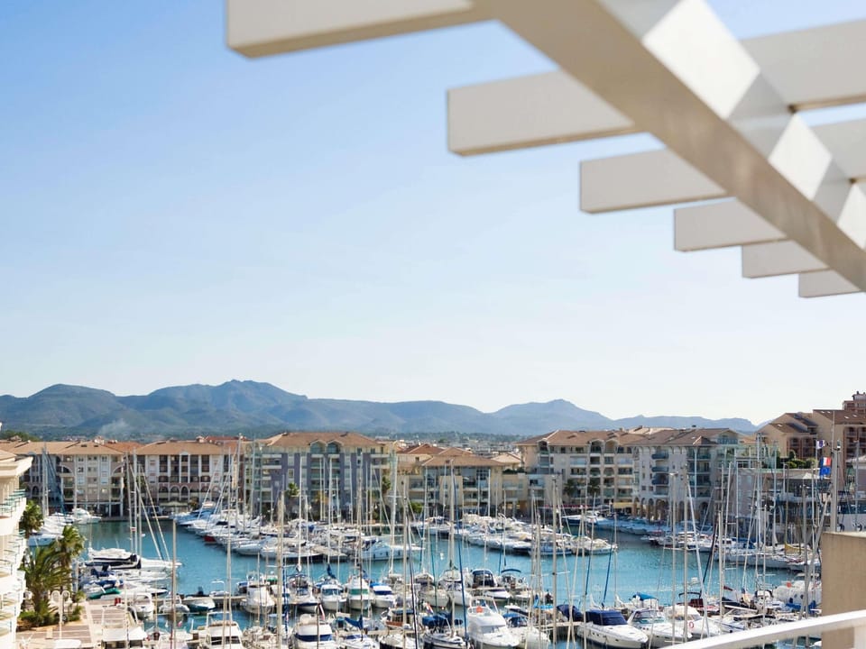 Classic Room, 1 Double Bed, Harbor View | Minibar, in-room safe, desk, soundproofing