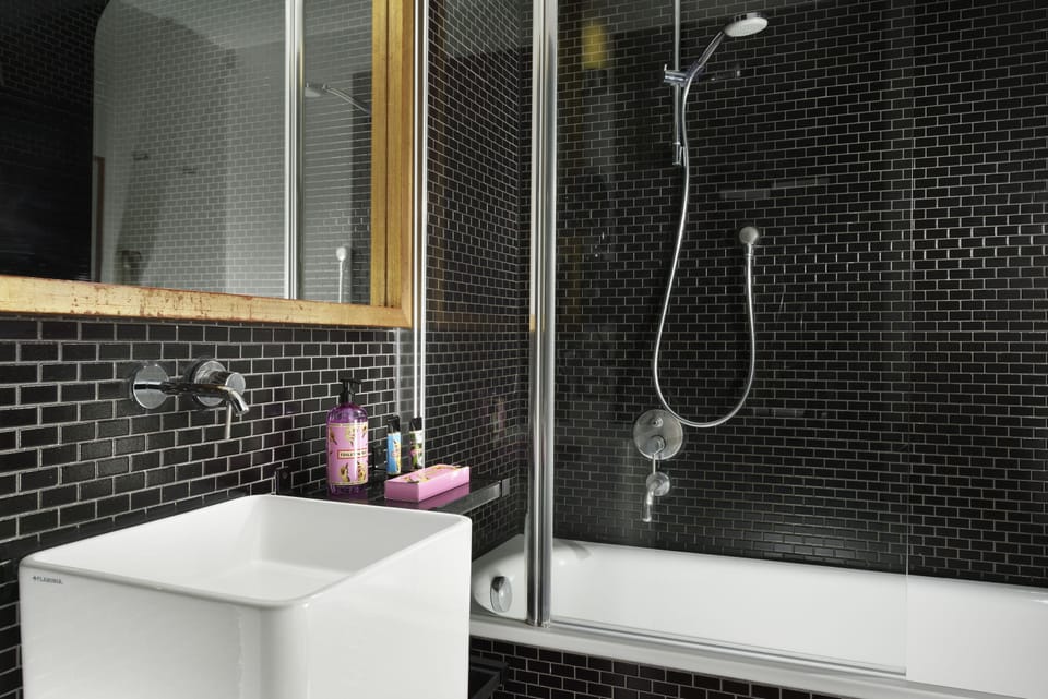 Combined shower/tub, free toiletries, hair dryer, slippers