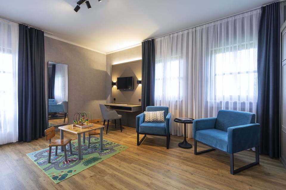Comfort Family Room | Hypo-allergenic bedding, in-room safe, individually furnished, desk