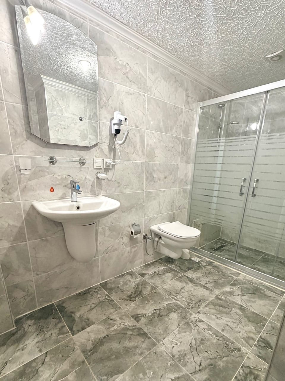 Garden Room | Bathroom | Spring water tub, eco-friendly toiletries, hair dryer, bathrobes