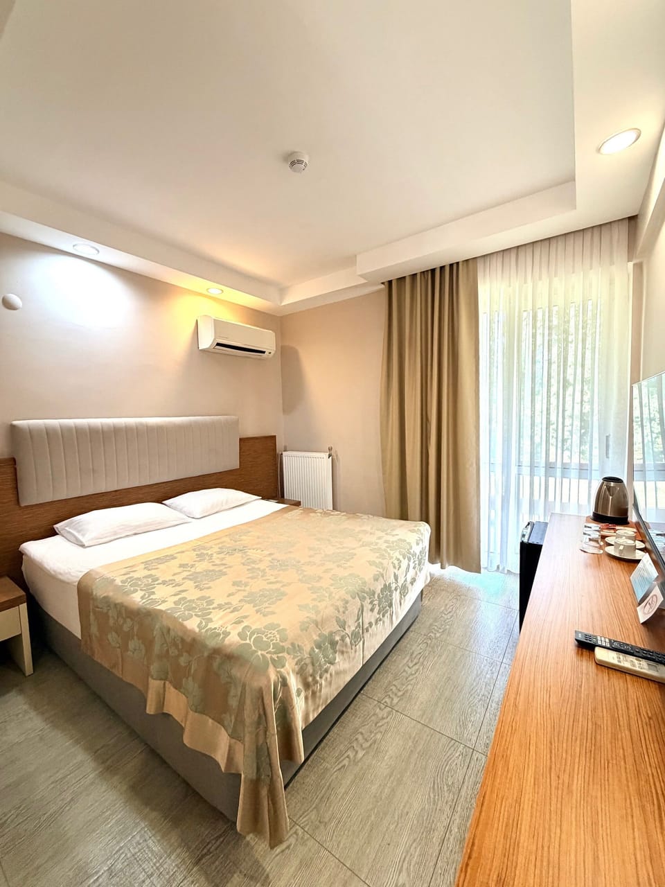 Garden Room | Minibar, in-room safe, desk, blackout drapes