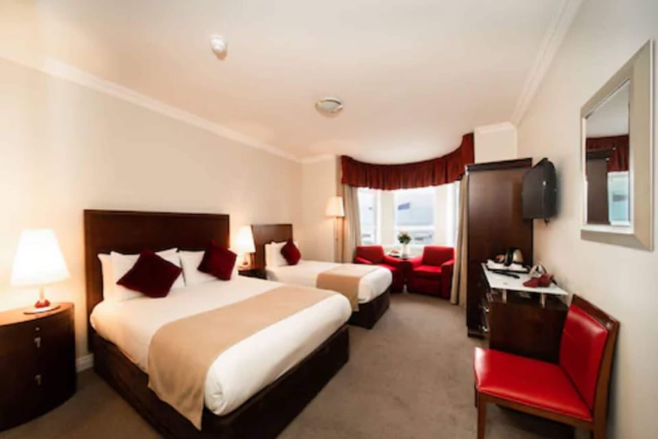 Triple Room | In-room safe, desk, laptop workspace, iron/ironing board (on request)