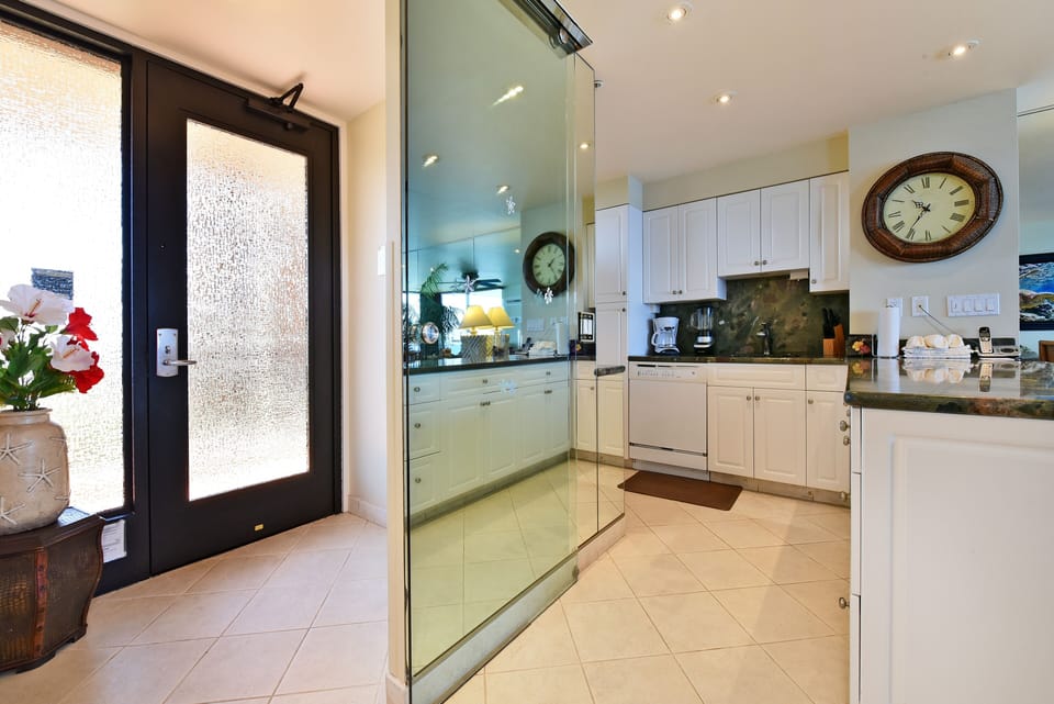 Condo, 1 Bedroom | Private kitchen | Fridge, microwave, oven, coffee/tea maker