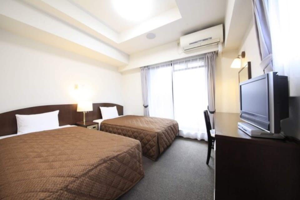 Twin Room, Smoking | Desk, iron/ironing board (on request), WiFi (free)