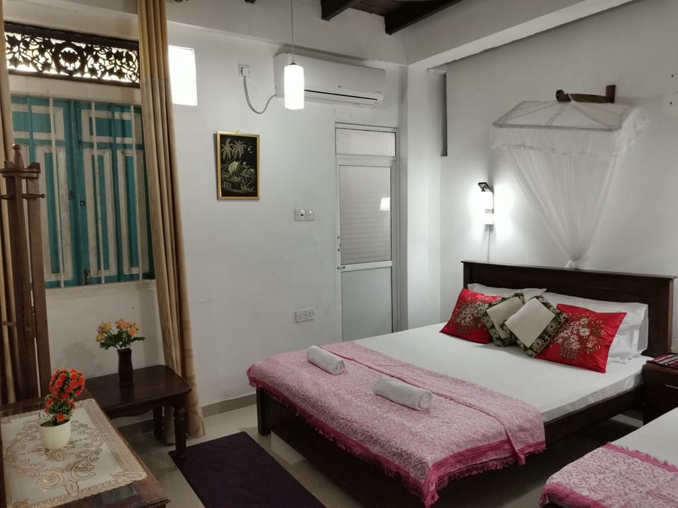 Economy Triple Room, Ensuite | Laptop workspace, blackout drapes, free WiFi, bed sheets