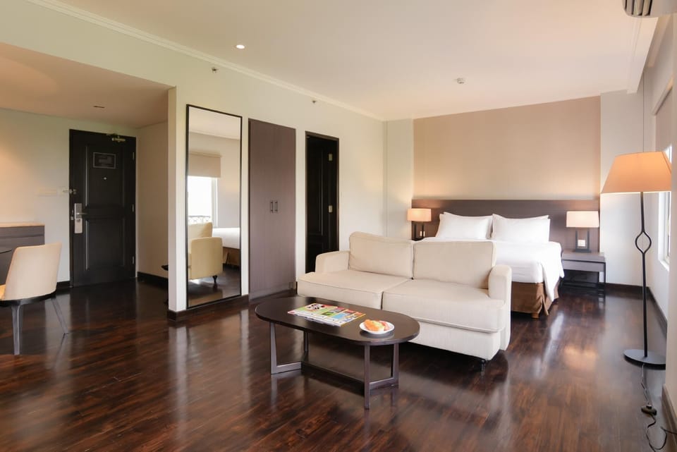 Suite | Desk, blackout drapes, free WiFi, bed sheets