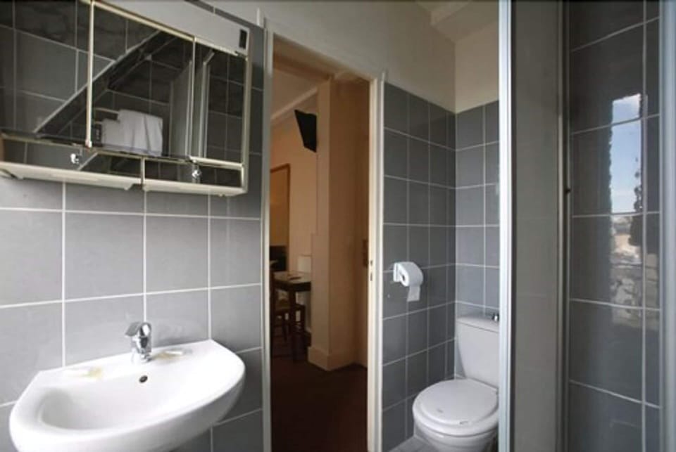 Bathroom sink