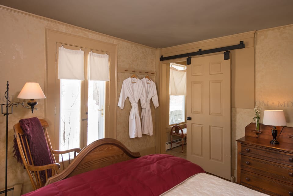 Premium bedding, iron/ironing board, free WiFi, bed sheets