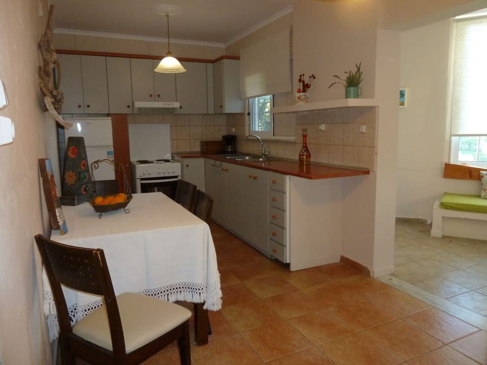 Family Cottage, 3 Bedrooms | Private kitchen | Full-size fridge, oven, stovetop, coffee/tea maker