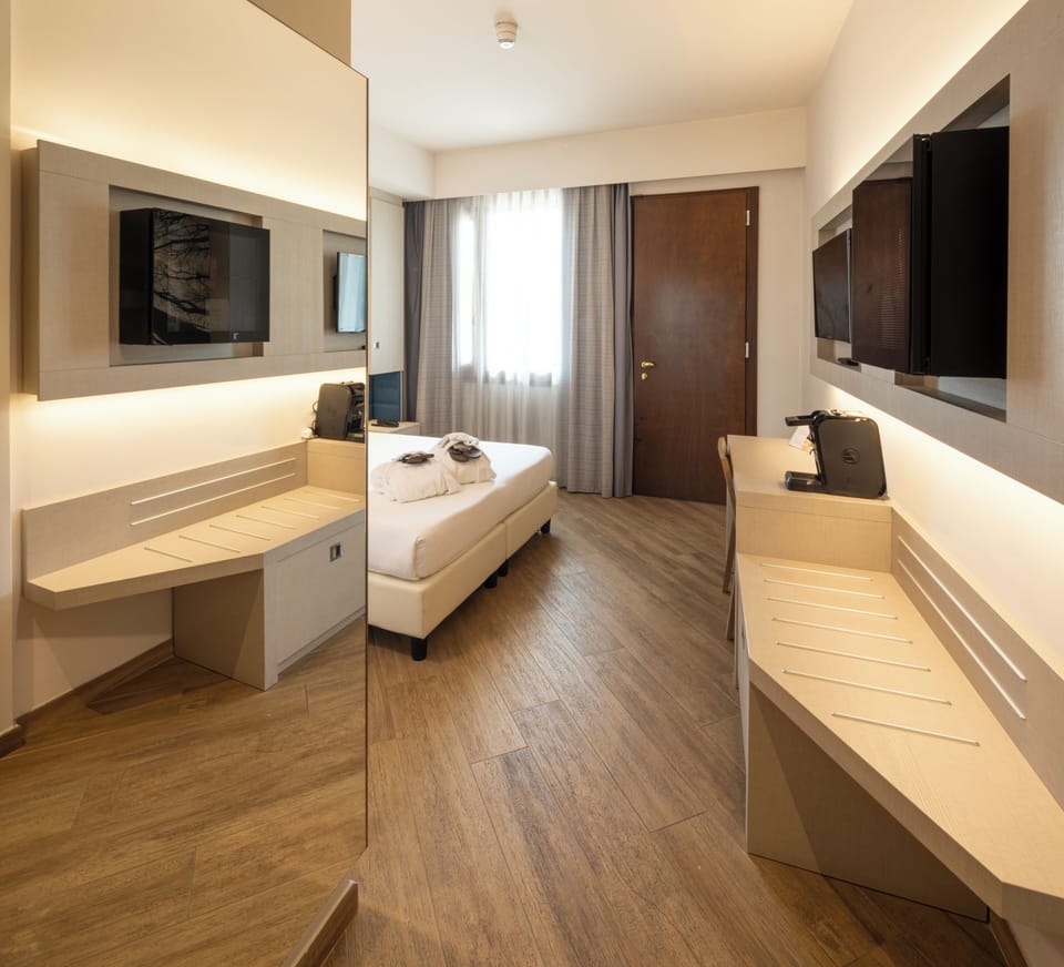 Comfort Double Room | 1 bedroom, down comforters, minibar, in-room safe