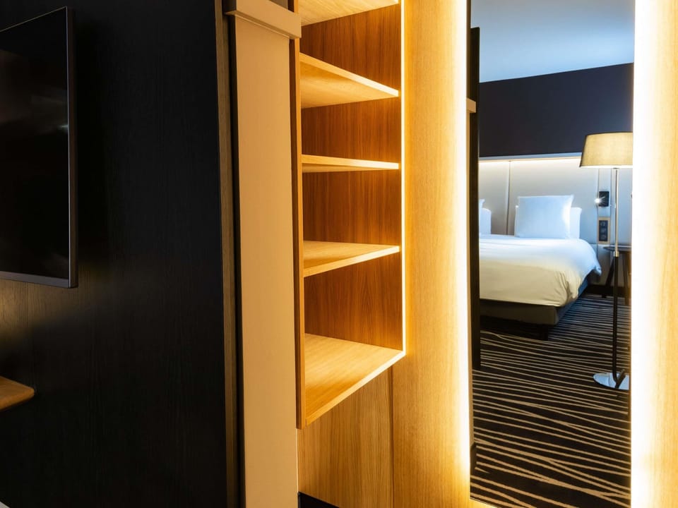 Premium bedding, minibar, in-room safe, desk