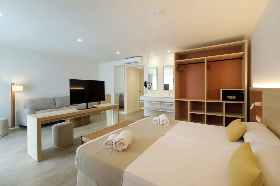 Junior Studio Suite | In-room safe, desk, soundproofing, WiFi