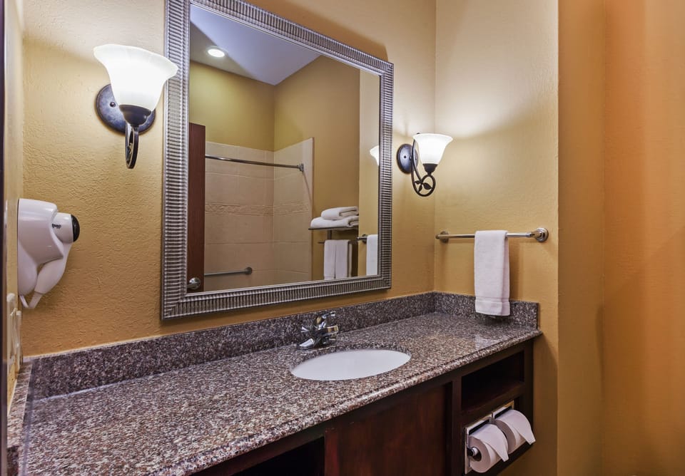 Combined shower/tub, hair dryer, towels