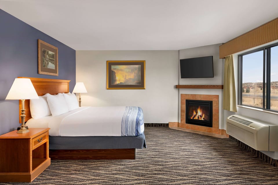 Deluxe Studio Suite, 1 King Bed, Non Smoking | Premium bedding, pillowtop beds, desk, blackout drapes