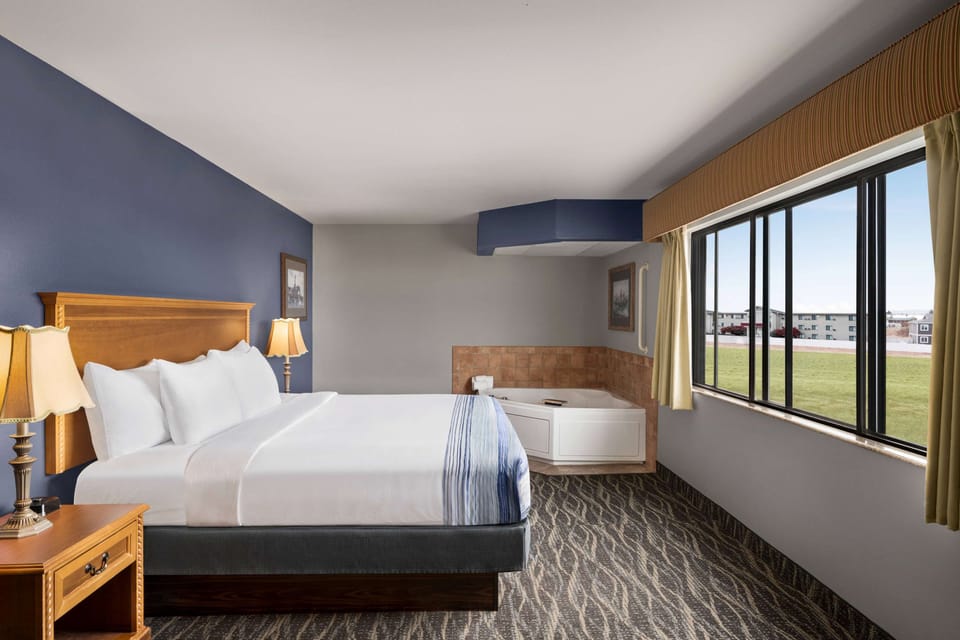 Deluxe Suite, 1 Bedroom, Non Smoking | Premium bedding, pillowtop beds, desk, blackout drapes