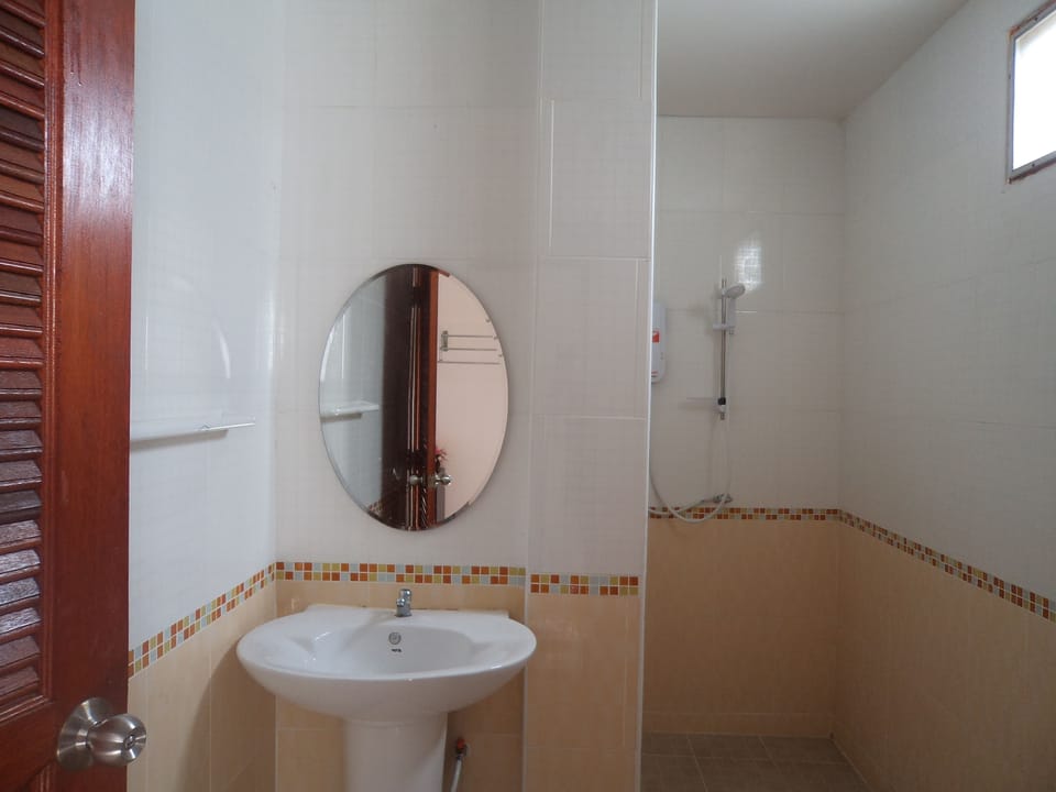 Superior Family - 4 Persons | Bathroom | Shower, free toiletries, towels