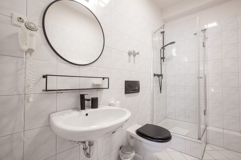 Standard Room | Bathroom | Shower, free toiletries, hair dryer, towels