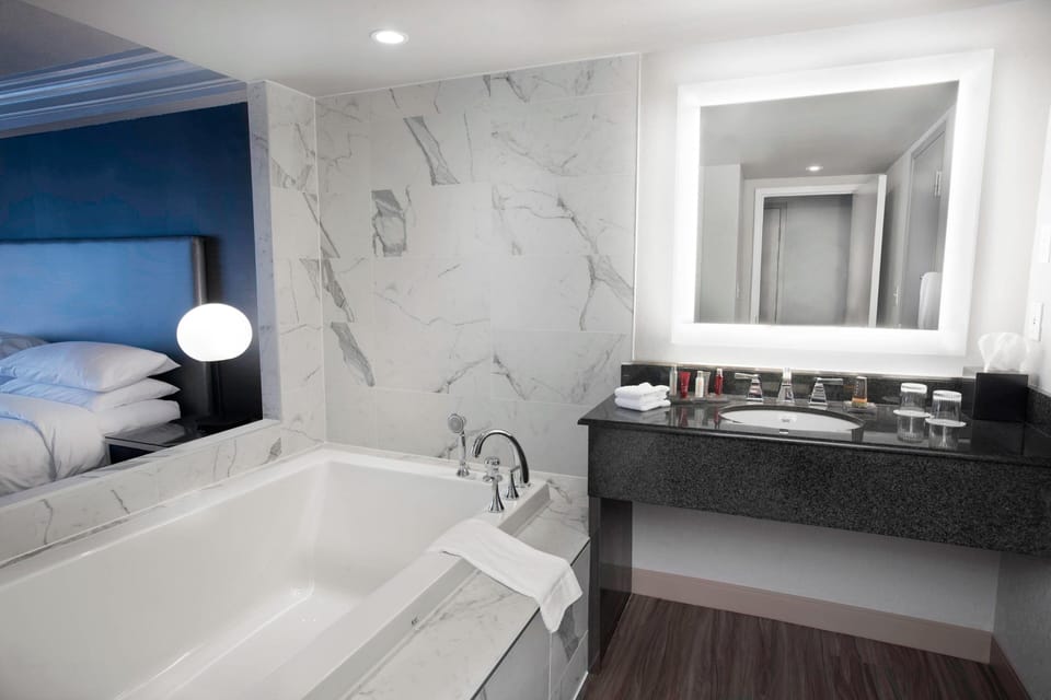 Premier Room, 1 King Bed (View) | Bathroom | Free toiletries, hair dryer, towels