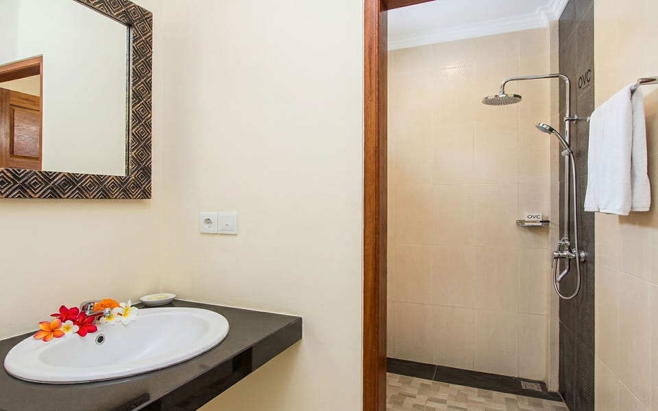 Superior Room | Bathroom | Shower, free toiletries, towels