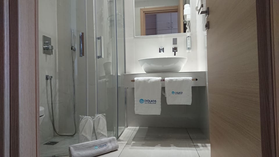 Studio, Sea View | Bathroom | Shower, rainfall showerhead, designer toiletries, hair dryer