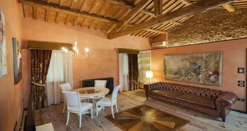 Suite | Living area | Flat-screen TV