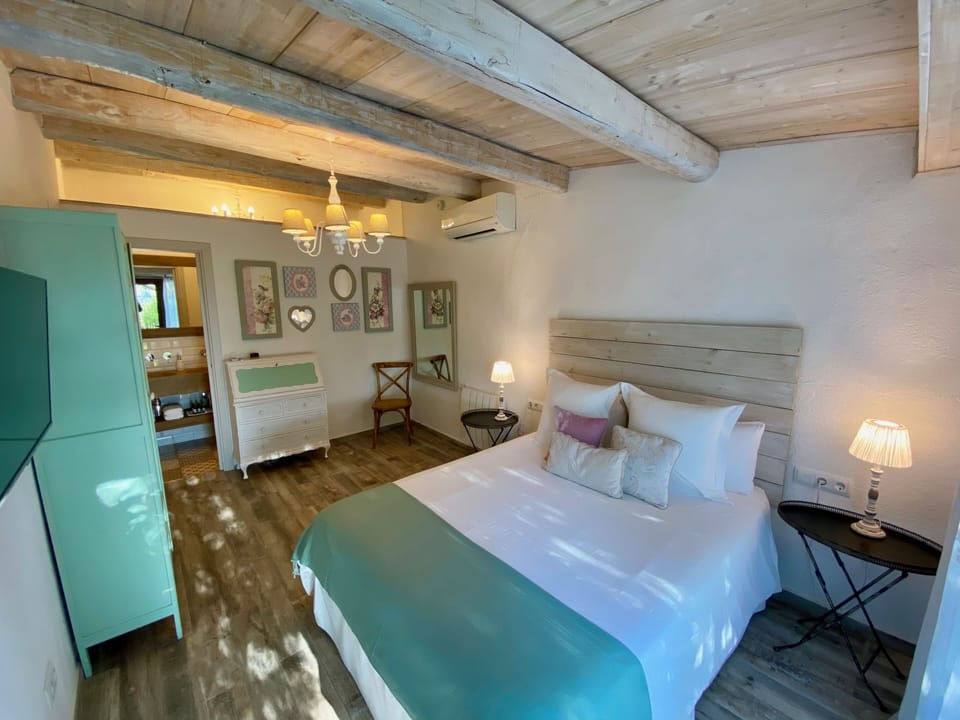Deluxe Room, Patio, Garden View | Premium bedding, minibar, individually decorated, individually furnished