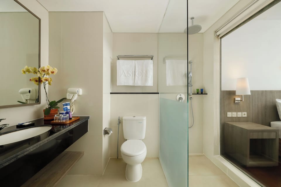Deluxe Room | Minibar, in-room safe, desk, laptop workspace