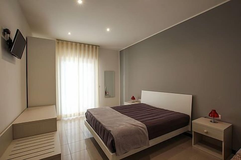 Desk, soundproofing, free cribs/infant beds, rollaway beds