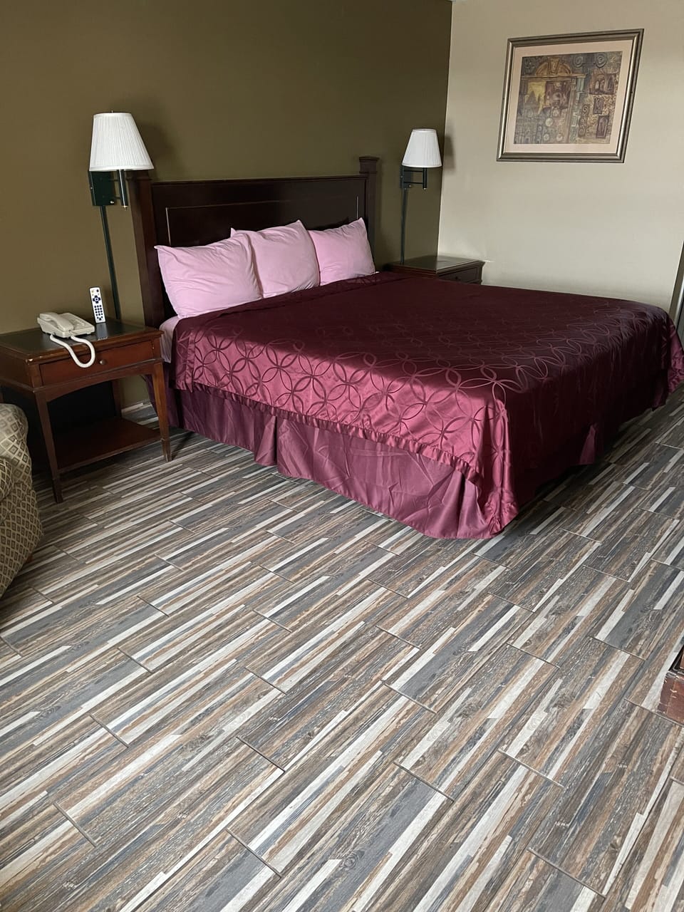 Standard Room, 1 King Bed, Non Smoking | Desk, iron/ironing board, WiFi (free), bed sheets
