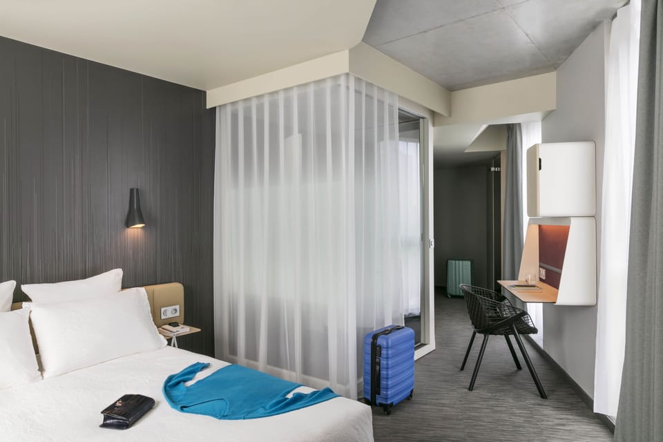 Premium bedding, down comforters, in-room safe, desk