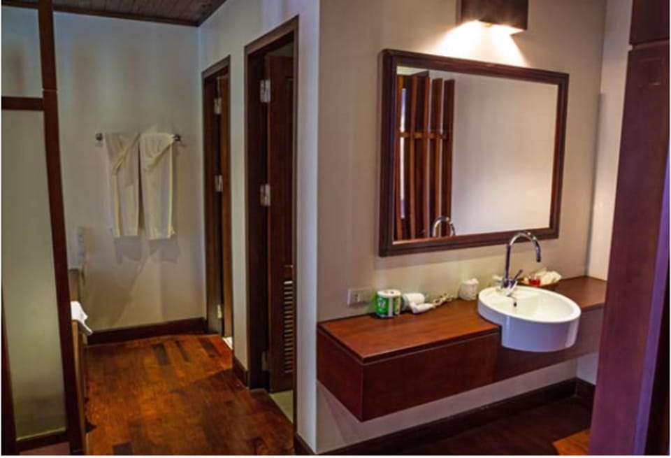 Premier Suite | Bathroom | Combined shower/tub, rainfall showerhead, free toiletries, hair dryer