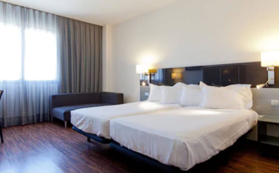 Standard Twin Room | Premium bedding, down comforters, memory foam beds, minibar