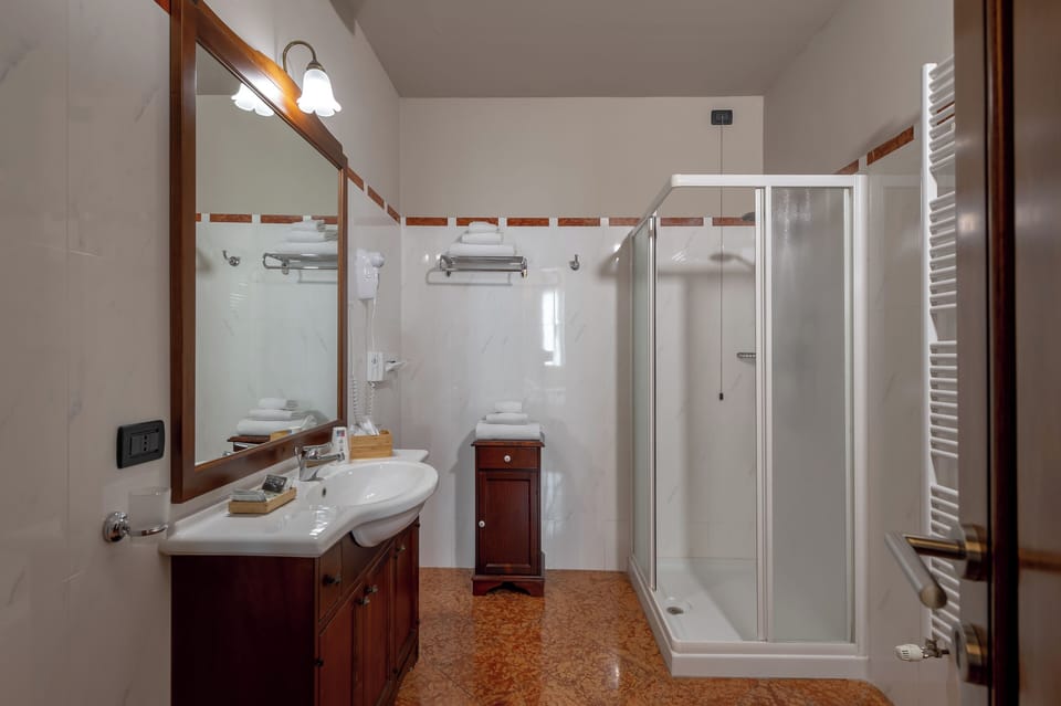 Triple Room, 1 Bedroom | Bathroom | Shower, hair dryer, bidet, towels