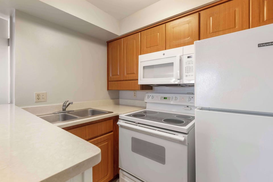 Standard Room, 1 King Bed, Non Smoking, Kitchen | Private kitchenette | Fridge, microwave, coffee/tea maker