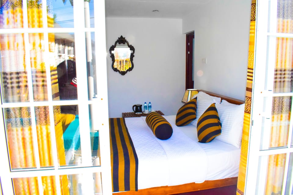 Double Room, Mountain View | Desk, soundproofing, free WiFi, bed sheets