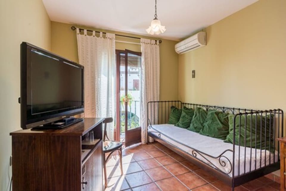 Classic Double Room | Minibar, in-room safe, individually decorated, blackout drapes