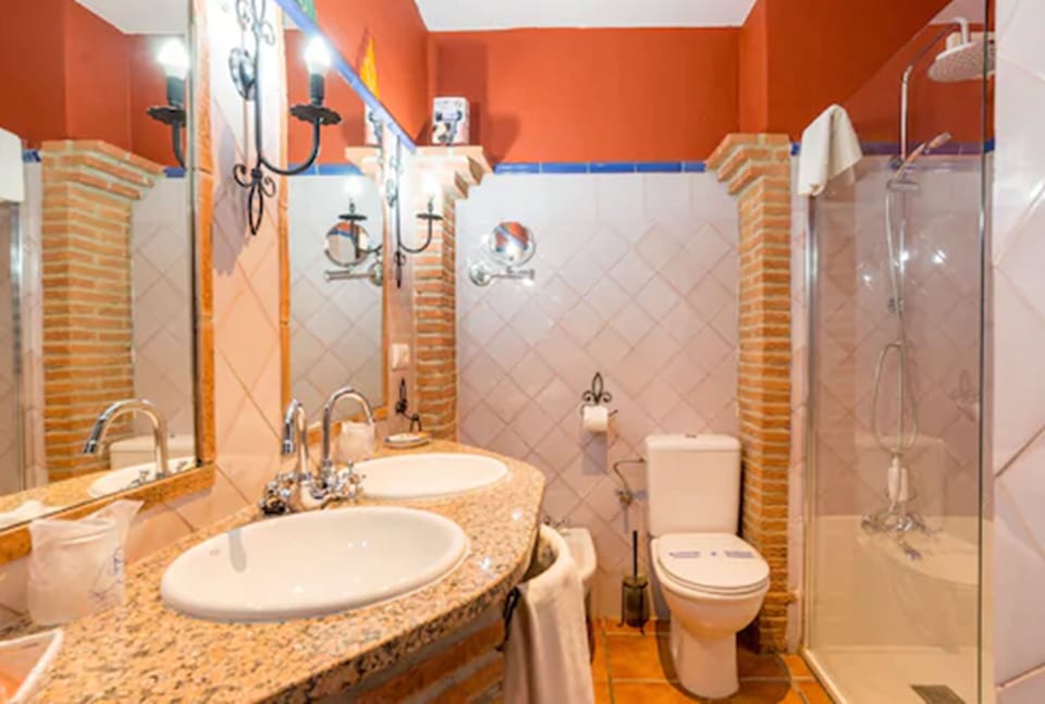 Classic Double Room | Bathroom | Shower, free toiletries, hair dryer, bidet