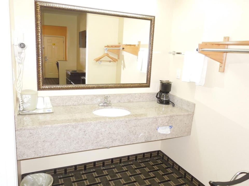 Combined shower/tub, hair dryer, towels