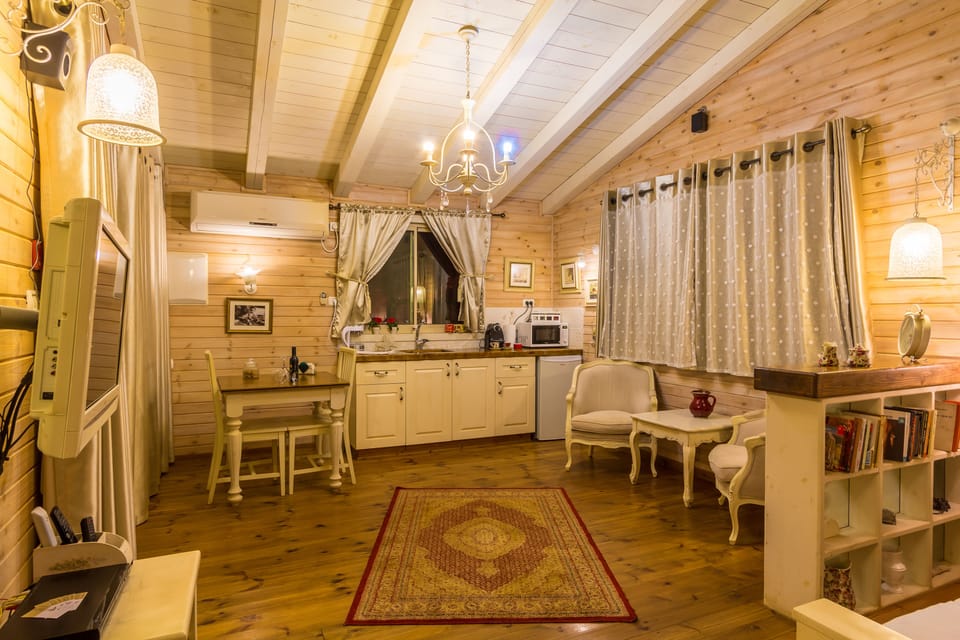 Suite, Jetted Tub (Einav) | Individually decorated, individually furnished, desk, soundproofing